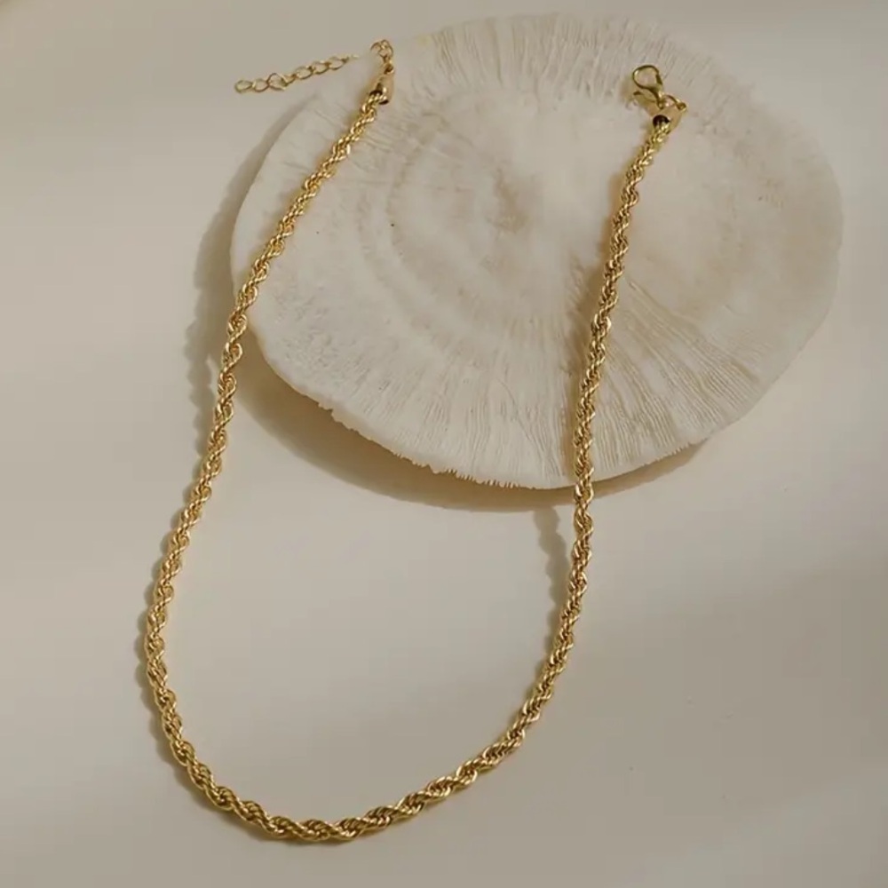 Minimalist Versatile Charm, Chic Hip-Hop Inspired Twisted Chain Necklace - Picture 4 of 5